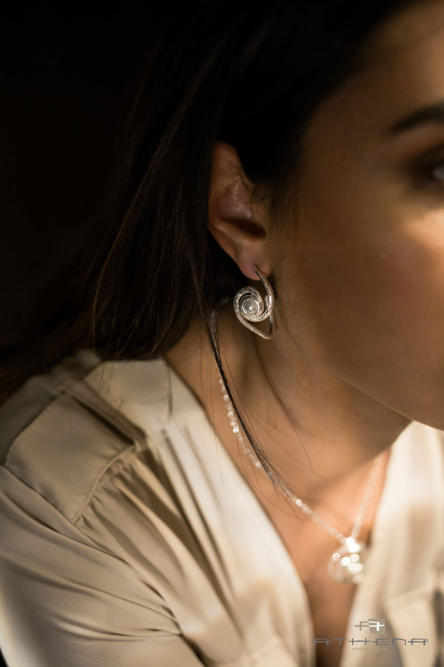 Eos - orecchini in argento naturale e perle - immagine 2