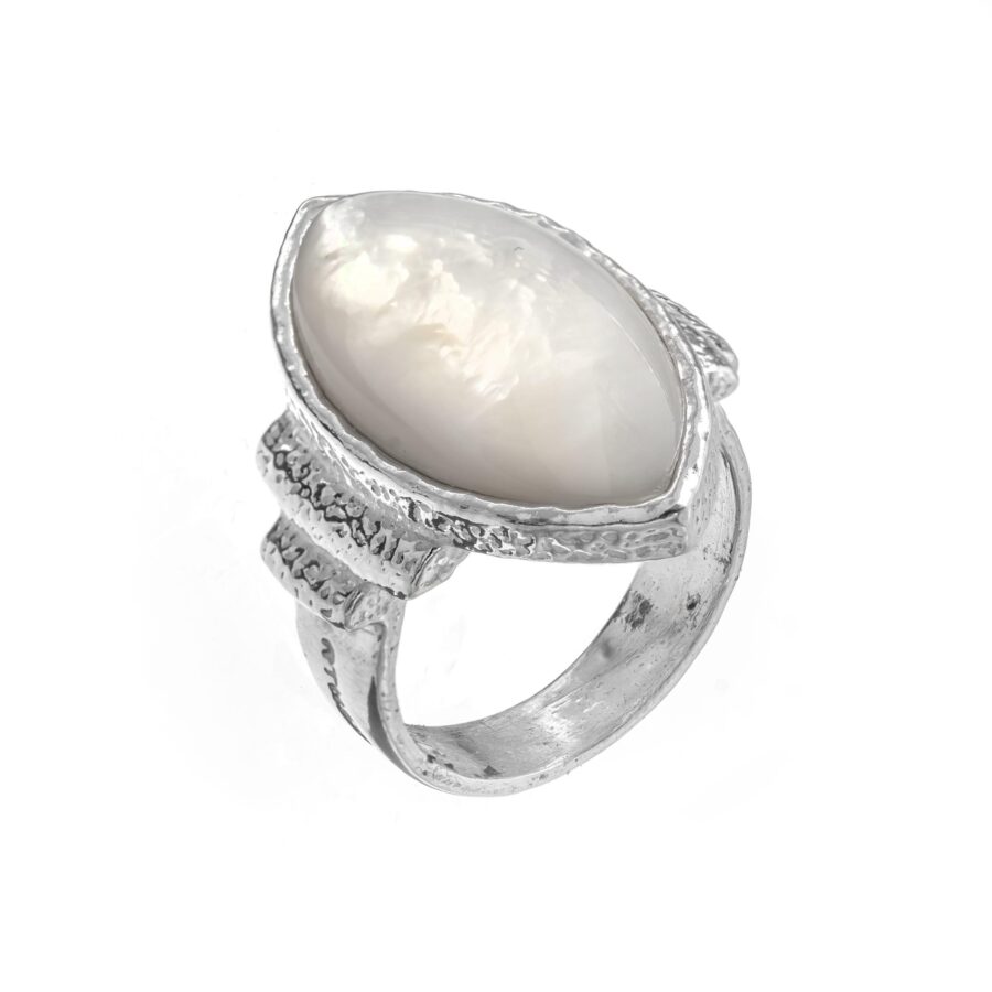 Essenza- anello in argento naturale e madreperla